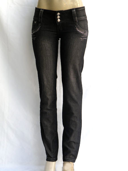 Calça jeans com lycra, feminina, tamanhos 36 ao 44. 3 botões com pedraria. Detalhes de strass e bordados nos bolsos.